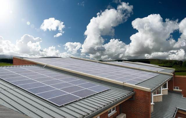 学校屋顶上的太阳能电池板，蓝天白云